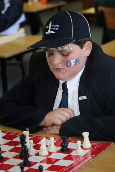 Dylan Cradock hard aan die dink tydens skaak